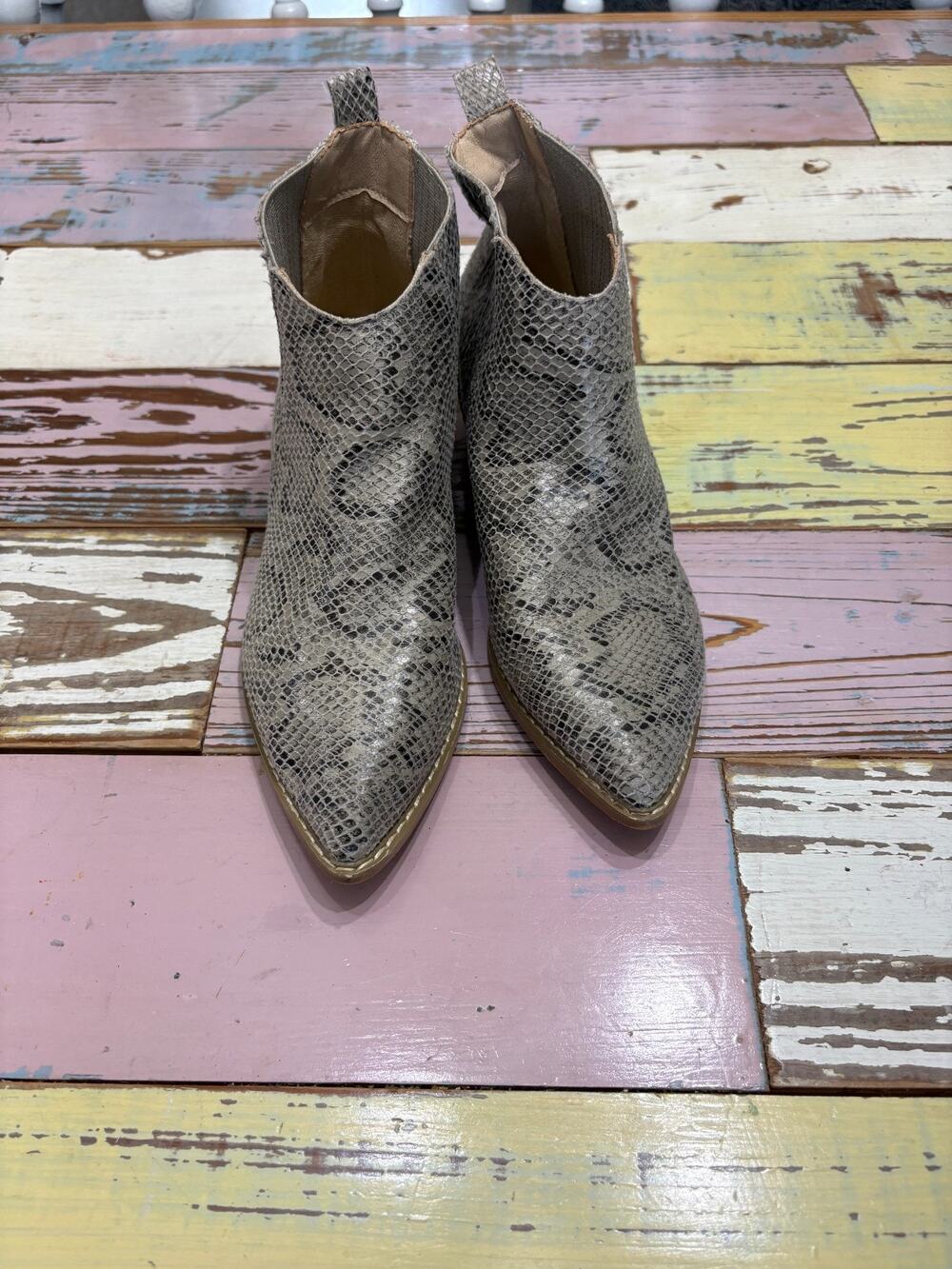 Oasis Society Ankle bootie, pointed toe, allover faux-snakeskin pattern size 7.5